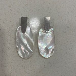 KENDRA SCOTT ARAGON GOLD DROP EARRINGS IN IVORY PEARL